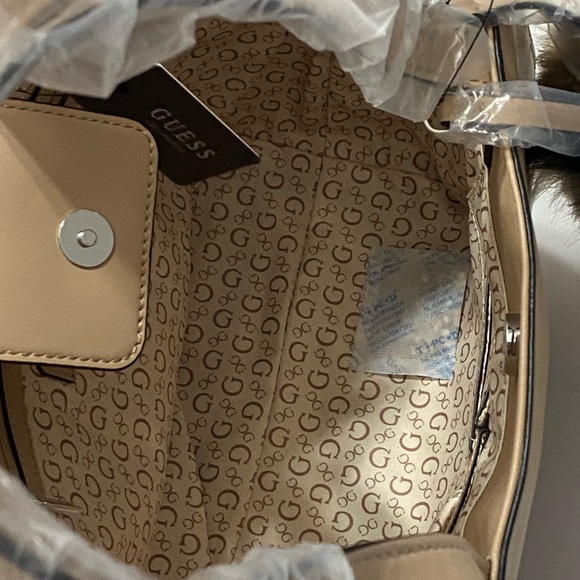 NWT Genuine Guess handbag with matching wallet and puff accessory - Picture 8 of 13